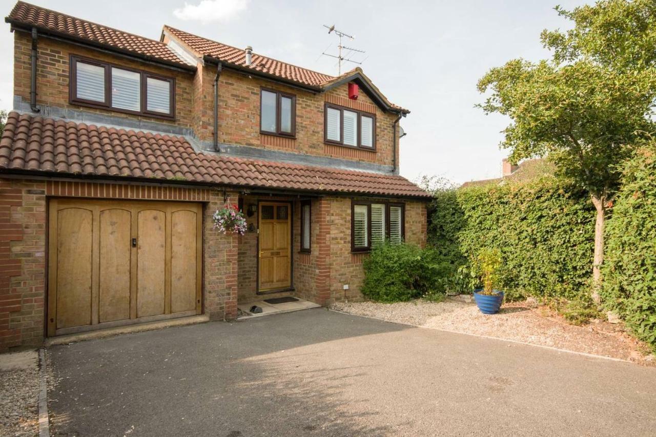 Spacious House, Sleeps 7 People Reading Exterior photo