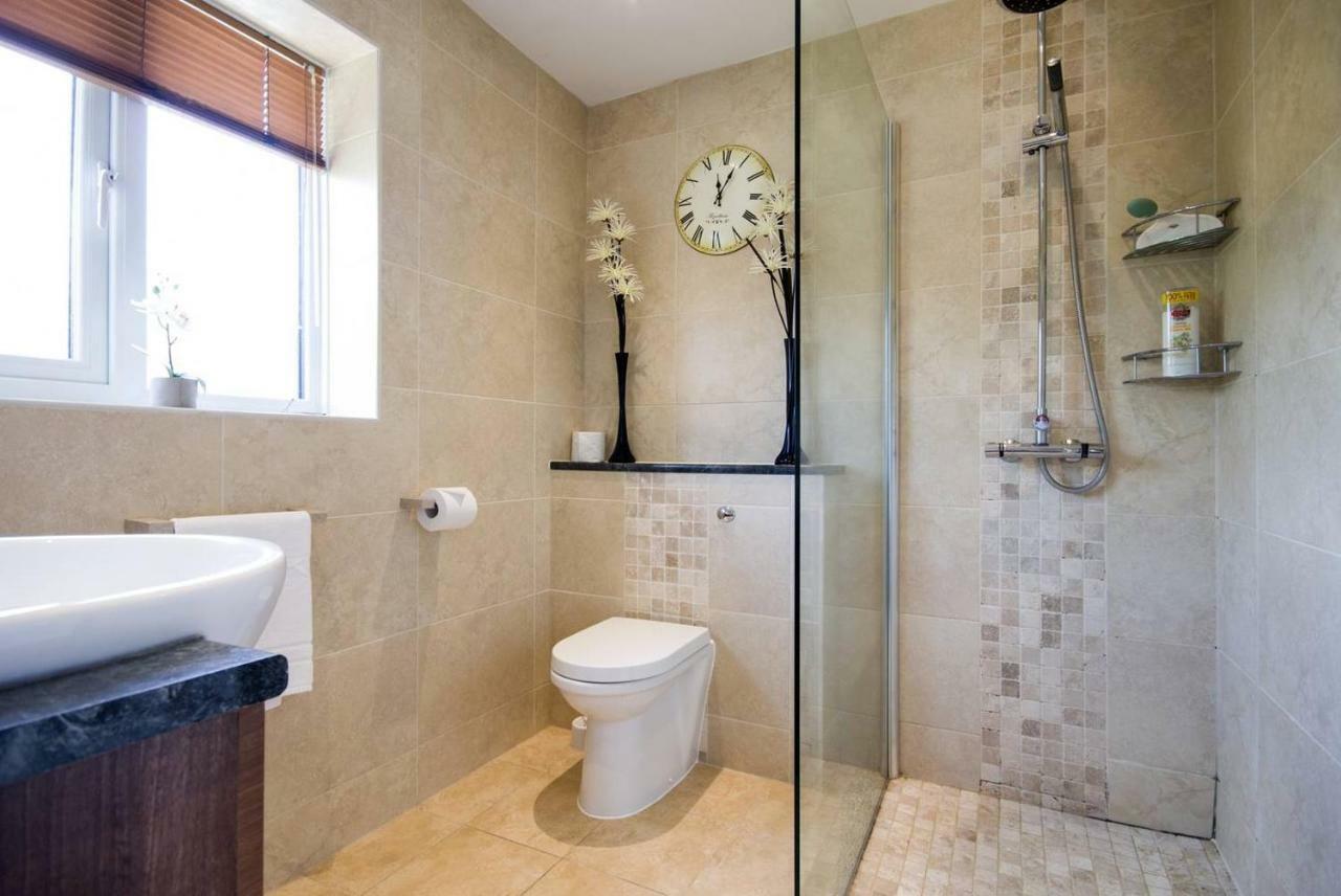 Spacious House, Sleeps 7 People Reading Exterior photo