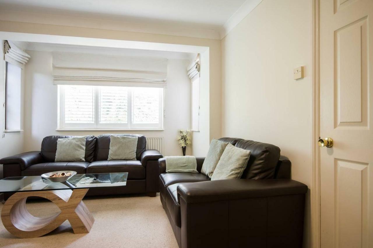Spacious House, Sleeps 7 People Reading Exterior photo