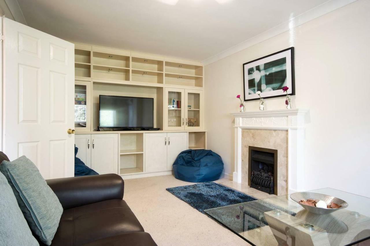 Spacious House, Sleeps 7 People Reading Exterior photo