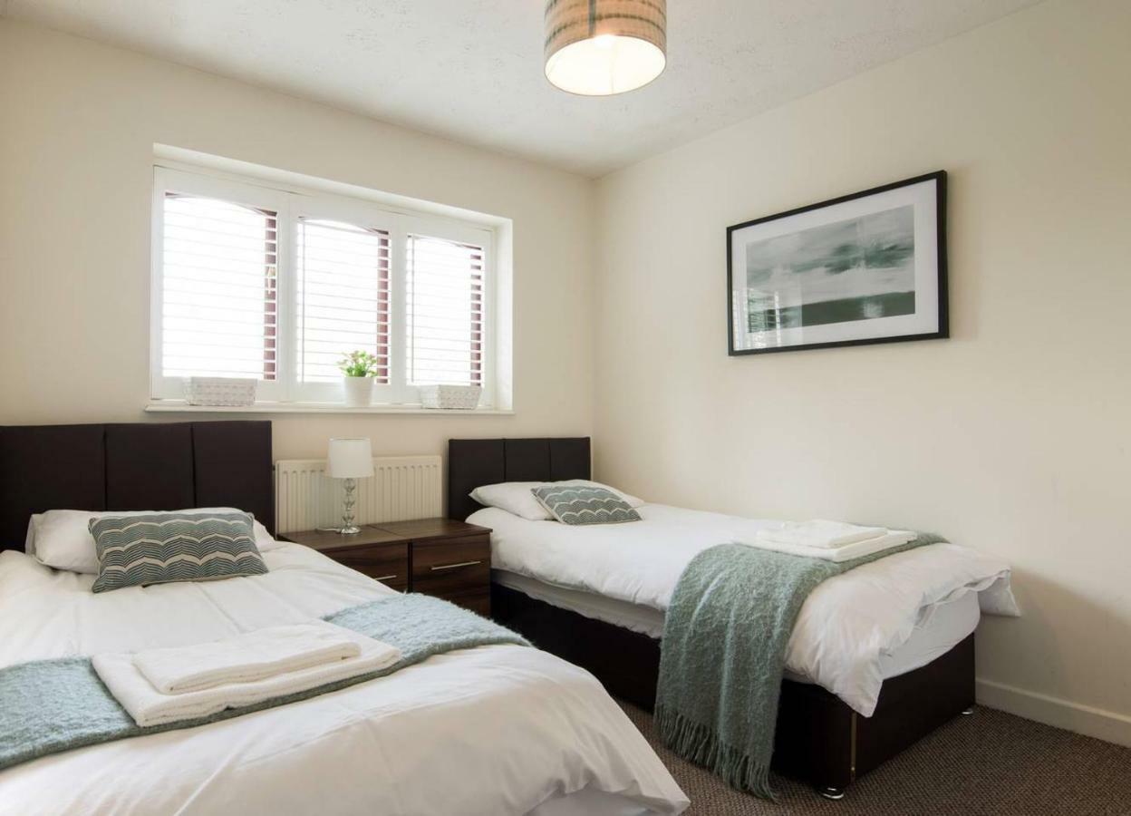 Spacious House, Sleeps 7 People Reading Exterior photo
