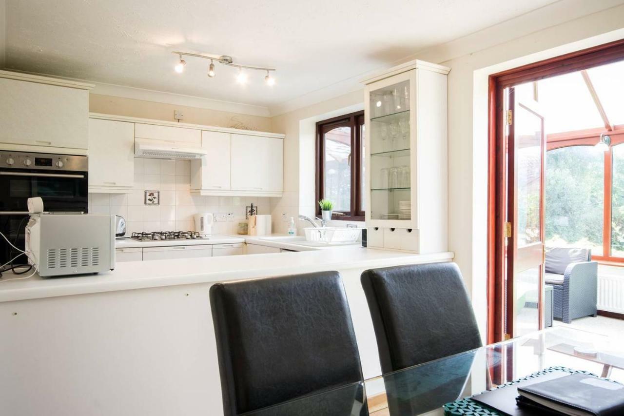 Spacious House, Sleeps 7 People Reading Exterior photo