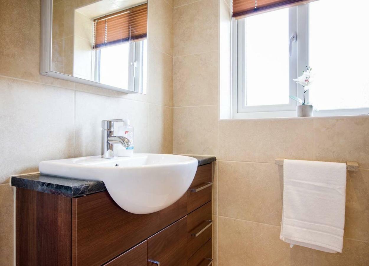 Spacious House, Sleeps 7 People Reading Exterior photo