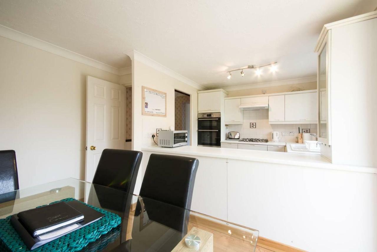 Spacious House, Sleeps 7 People Reading Exterior photo